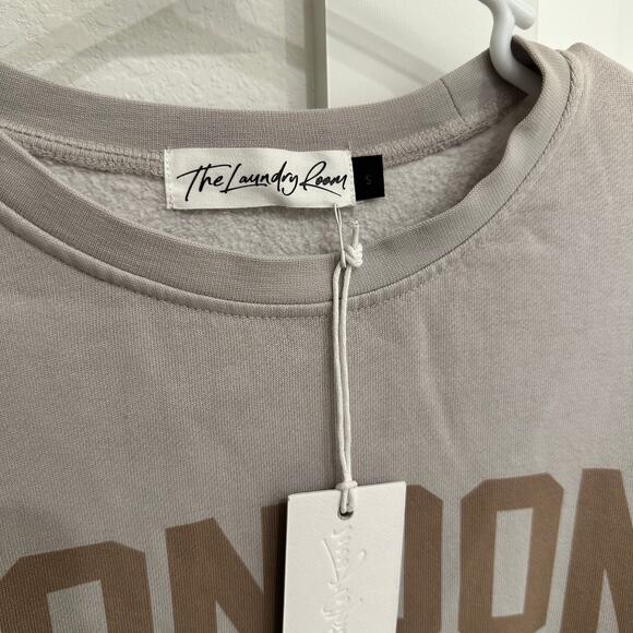 NWT Revolve x The Laundry Room Welcome To London Jumper Sweatshirt Size Small - Picture 3 of 4